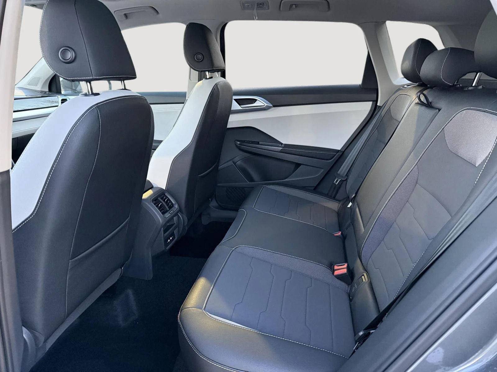 New 2026 PLATINUM GRAY Volkswagen SE image 10