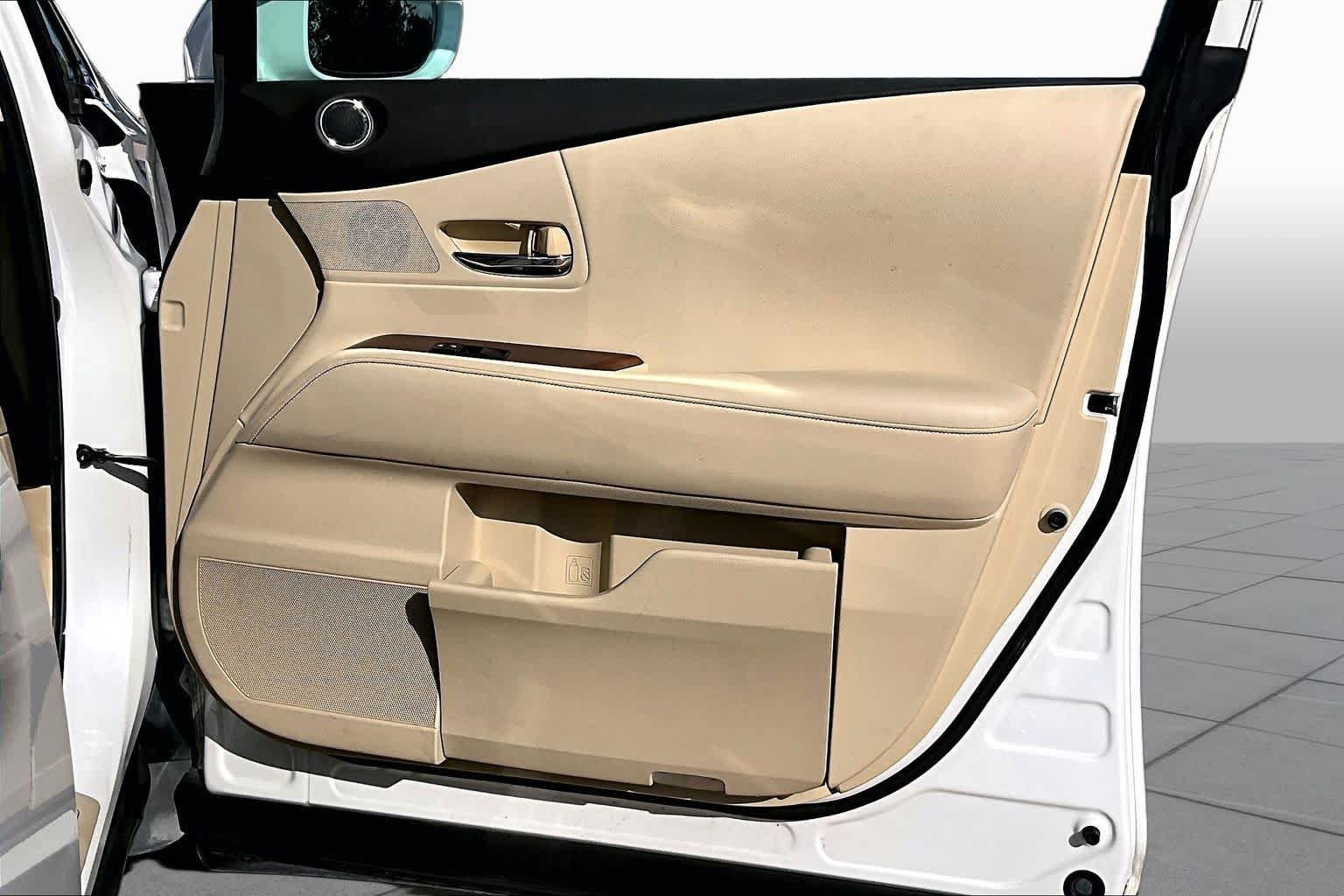 Used 2013 Starfire Pearl Lexus  image 22