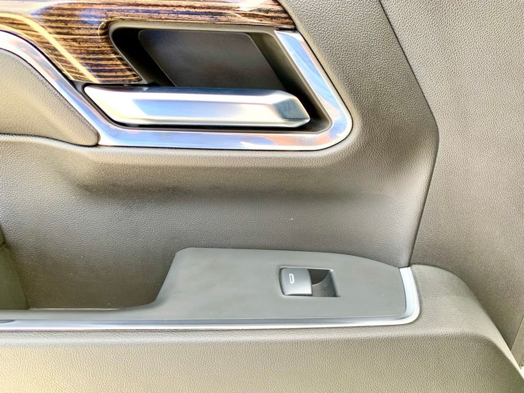 Used 2024 White GMC Elevation image 18