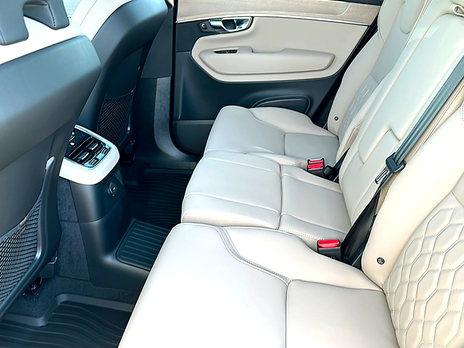 2025 Volvo XC90 Plus - Photo 15