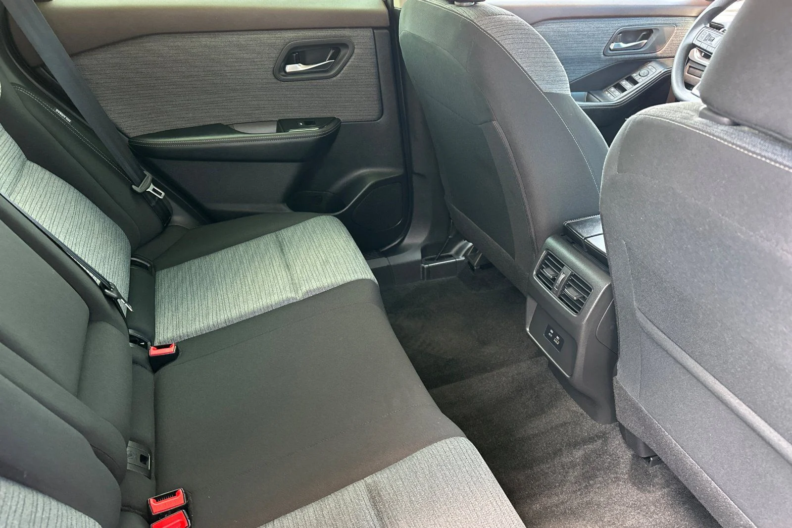 2023 Nissan Rogue SV - Photo 30