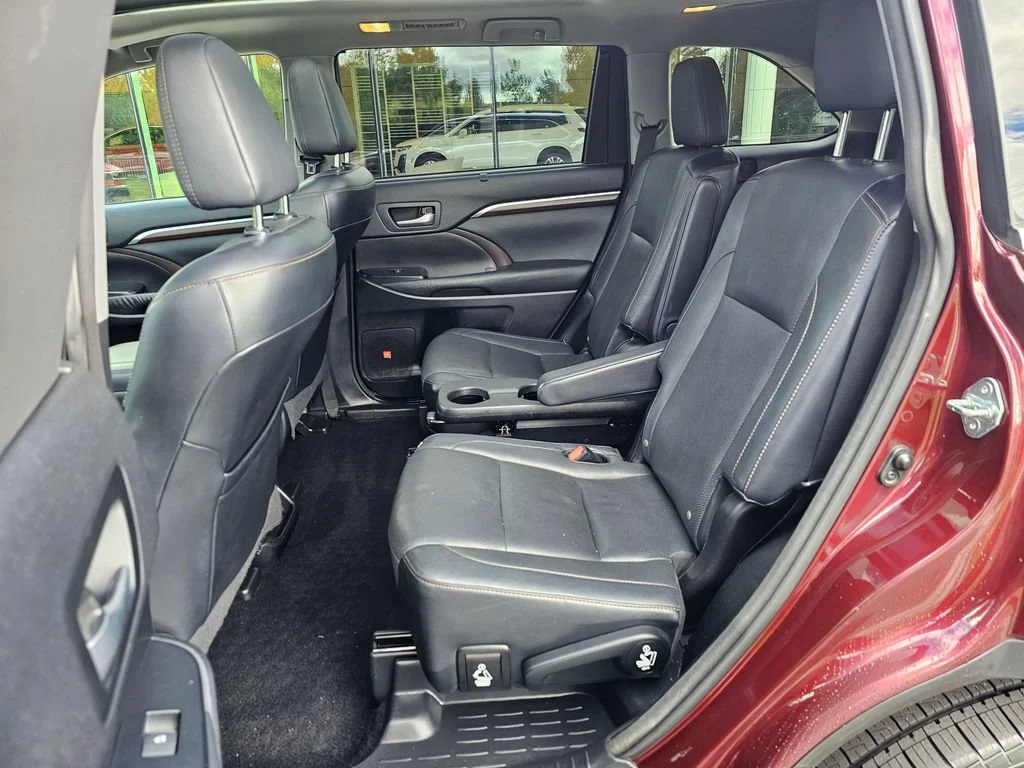 Used 2015  Toyota Limited image 17