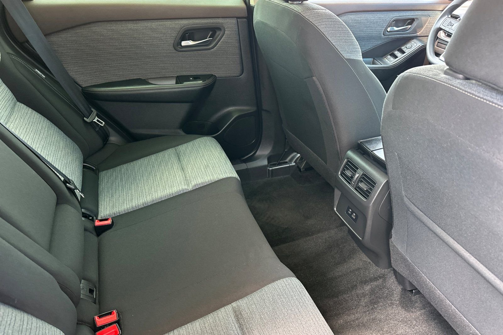 2023 Nissan Rogue SV - Photo 18