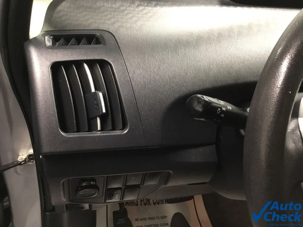 Used 2015 Silver Toyota Three image 21
