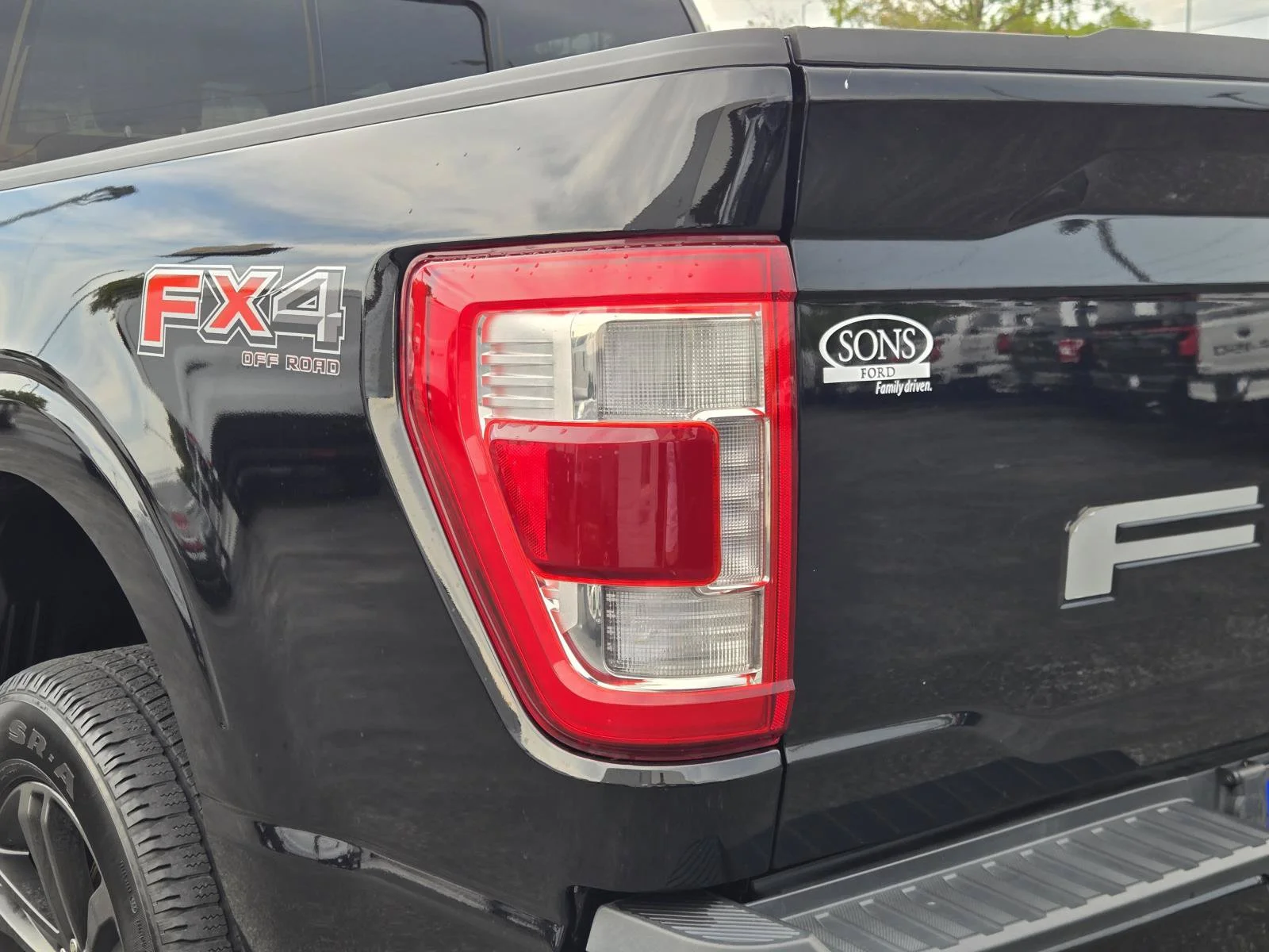 Used 2021 Black Metallic Ford Lariat image 10