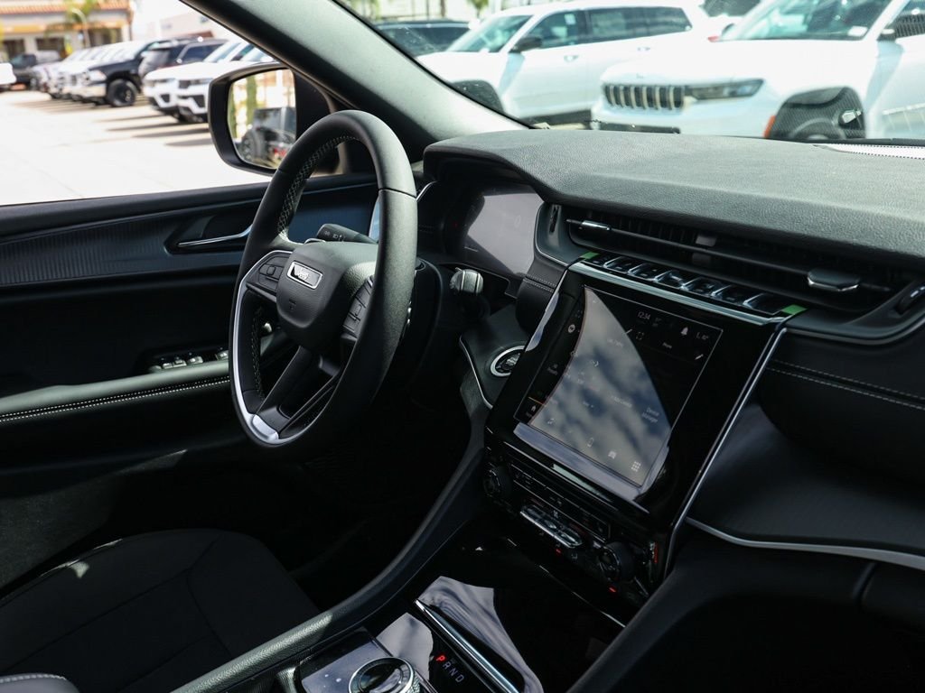 New 2026 Diamond Black Crystal Pearl-Coat Exterior Paint Jeep Laredo X image 19