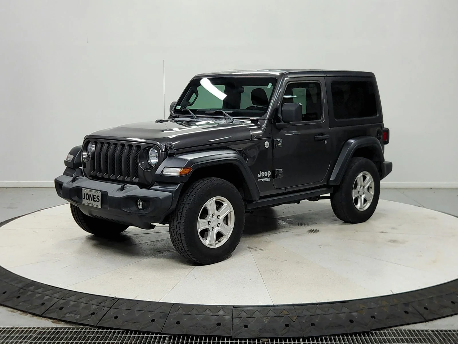 Used 2019 Granite Crystal Clearcoat Metallic Jeep Sport image 4