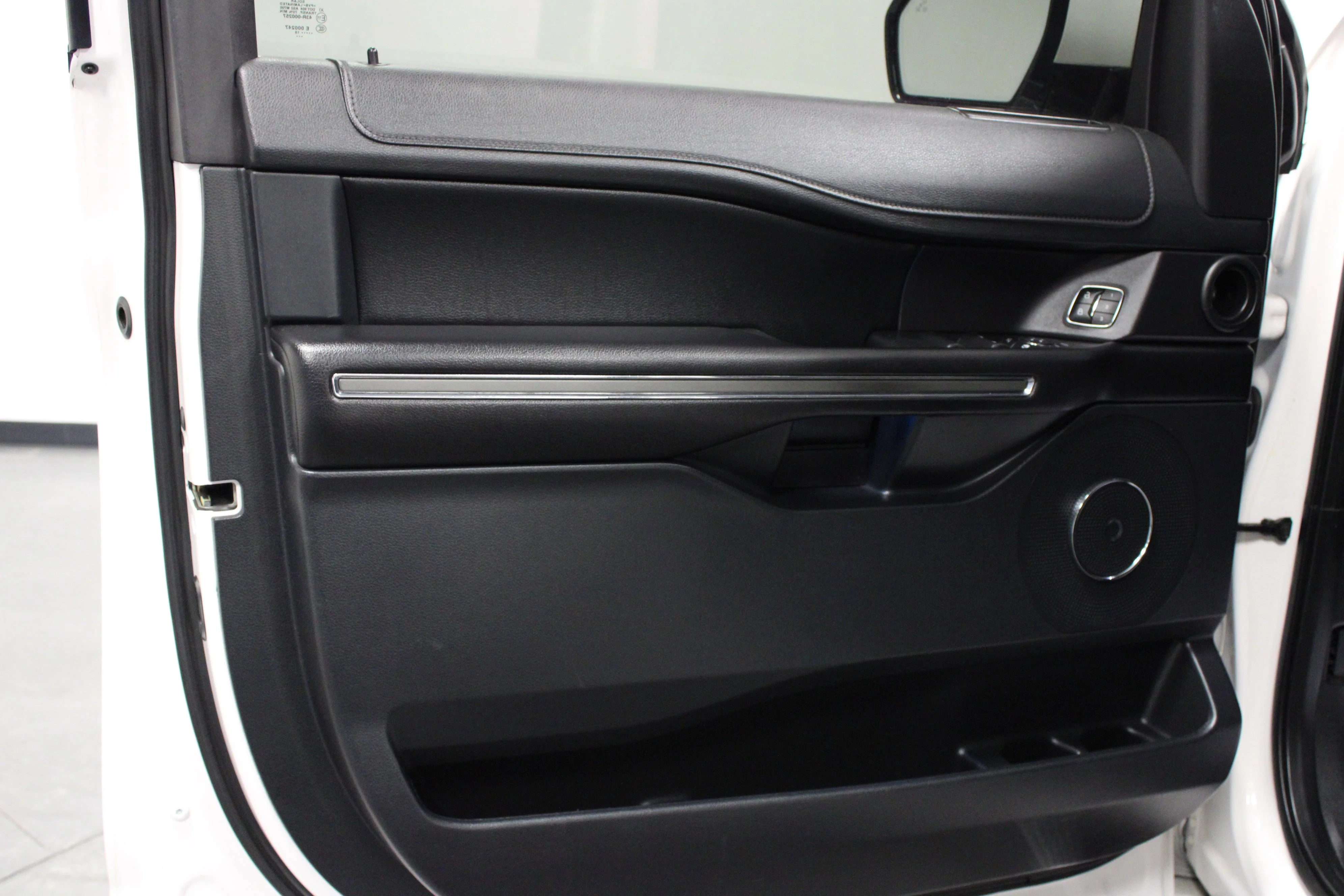 Used 2019 White Platinum Metallic Tri-Coat Ford XLT image 11