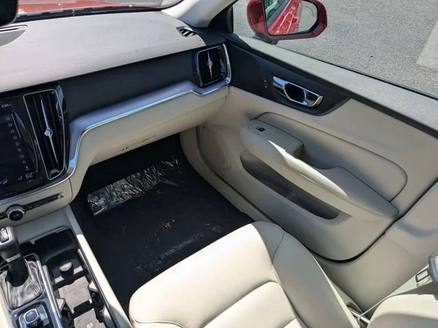 Used 2019  Volvo Momentum image 16
