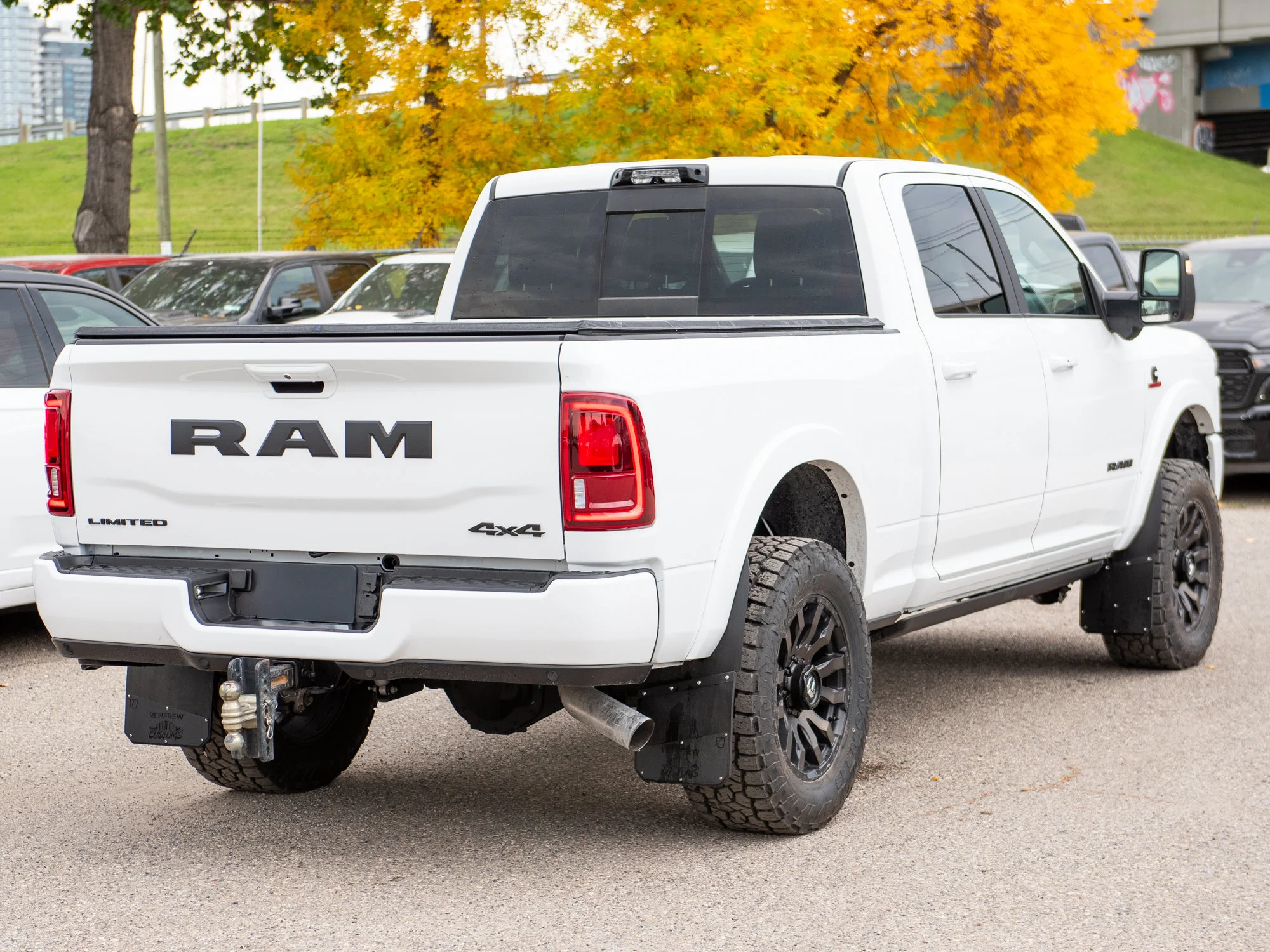 Used 2026 White RAM Limited Night* Crew Cab 4x4, Sunroof, Passenger Screen, Heated/Ventilated Leather image 11