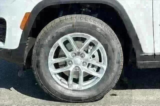 New 2025 Bright White Clear-Coat Exterior Paint Jeep Laredo X image 25