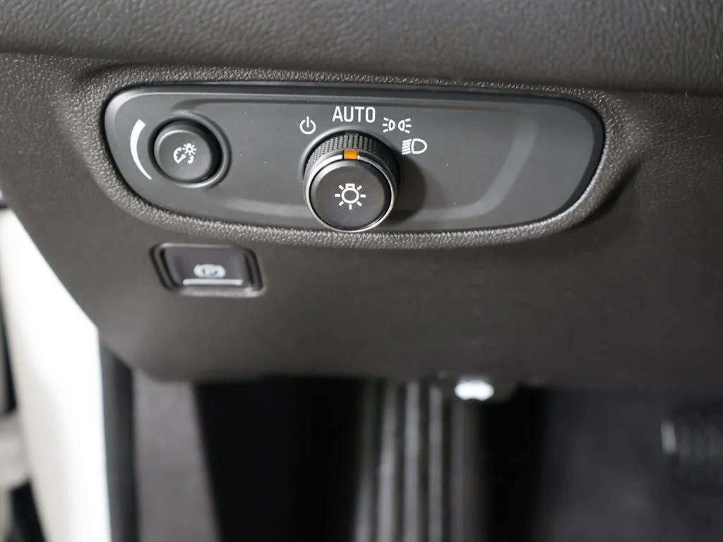 Used 2020 White GMC SLE image 26