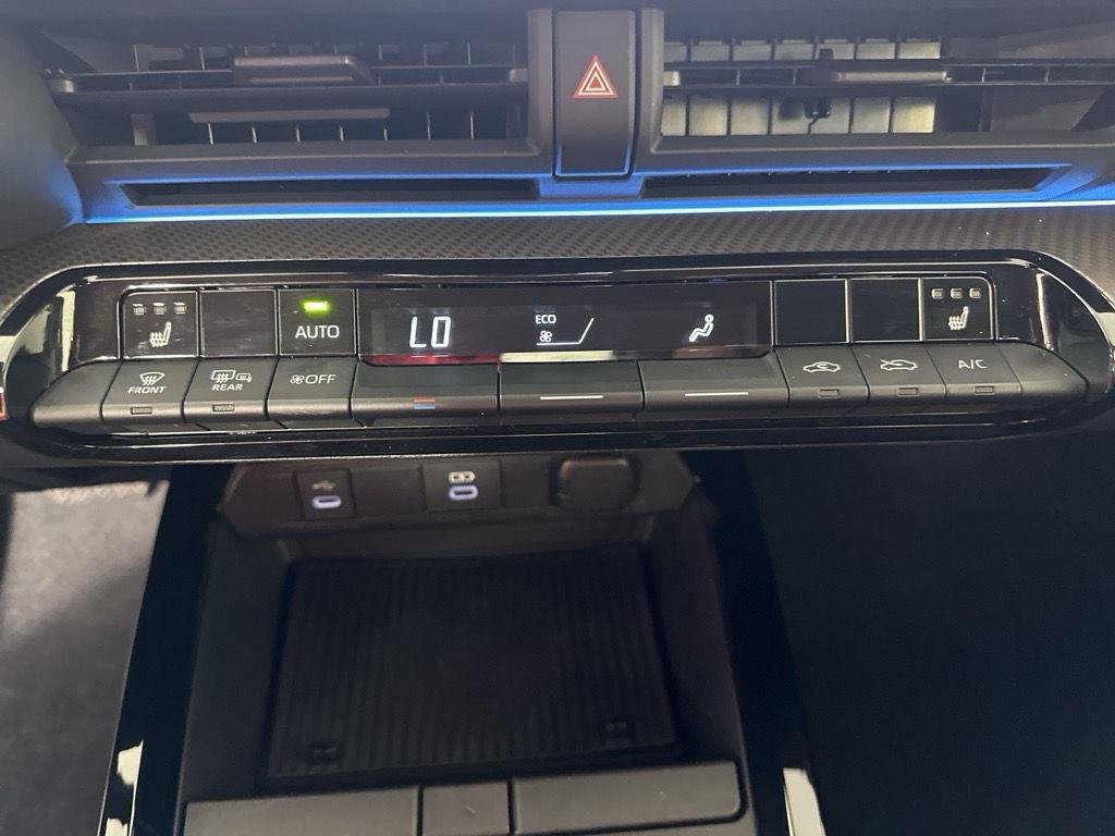 Used 2025 Cutting Edge Toyota XLE image 17