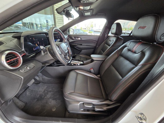 Used 2025 Summit White Chevrolet 2RS image 13