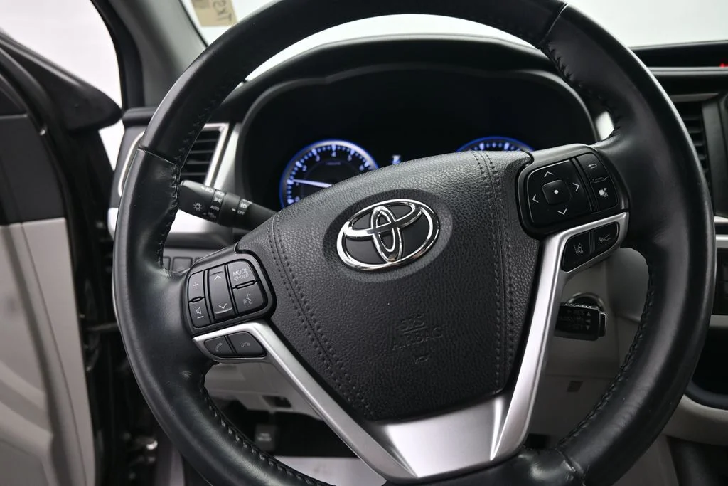 Used 2019 Gray Toyota XLE image 19