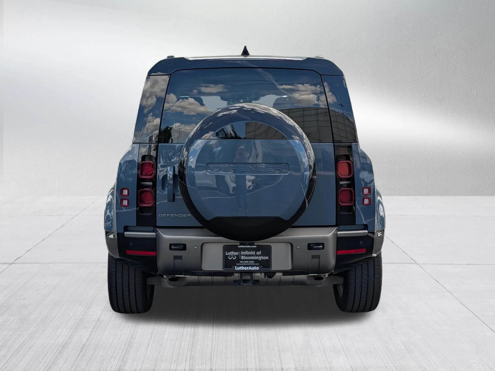 Used 2024 Tasman Blue Metallic Land Rover X-Dynamic SE image 6