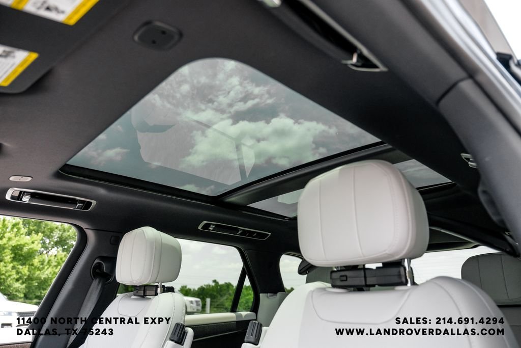 New 2026 Santorini Black Metallic Land Rover SE image 28