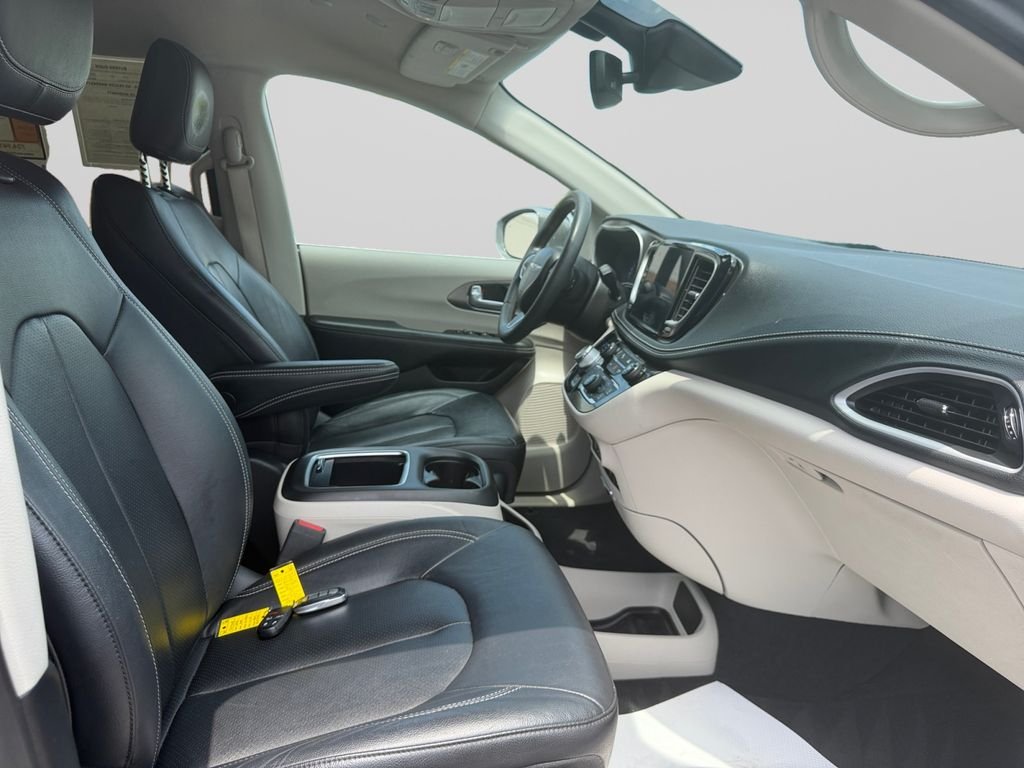Used 2022 White Chrysler Touring L image 17