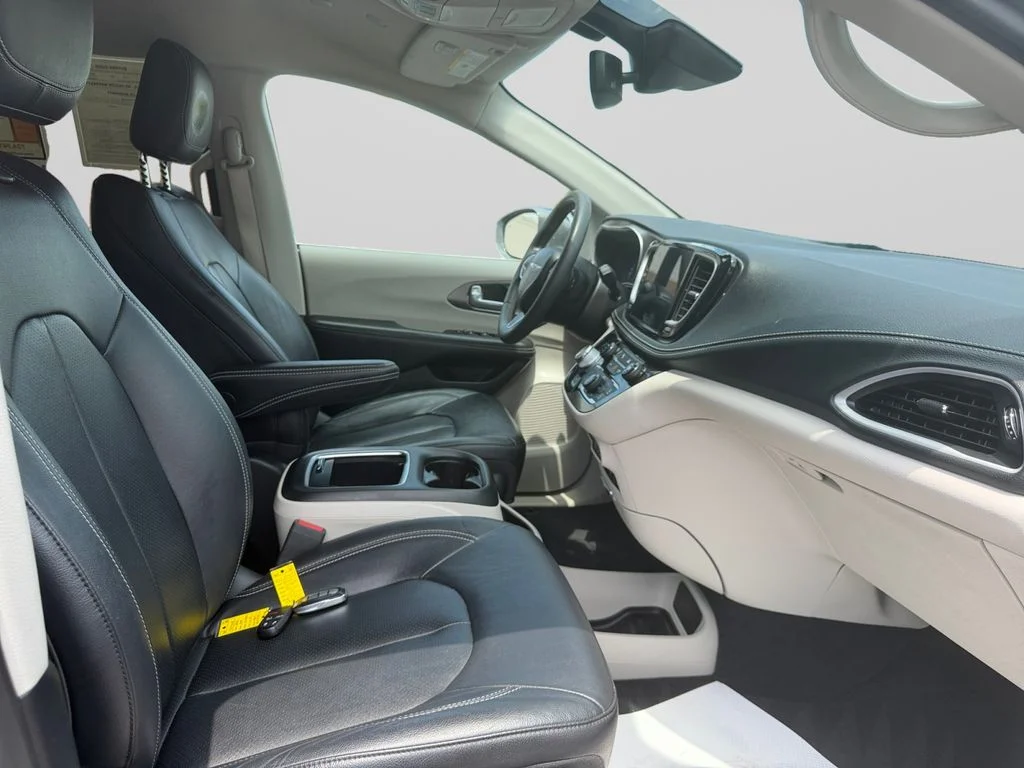 Used 2022 White Chrysler Touring L image 17