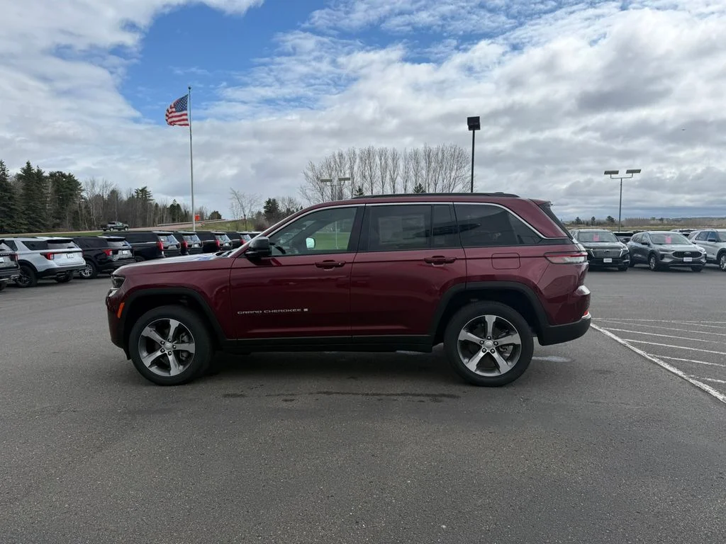 New 2026 Velvet Red Pearl-Coat Exterior Paint Jeep Limited image 7