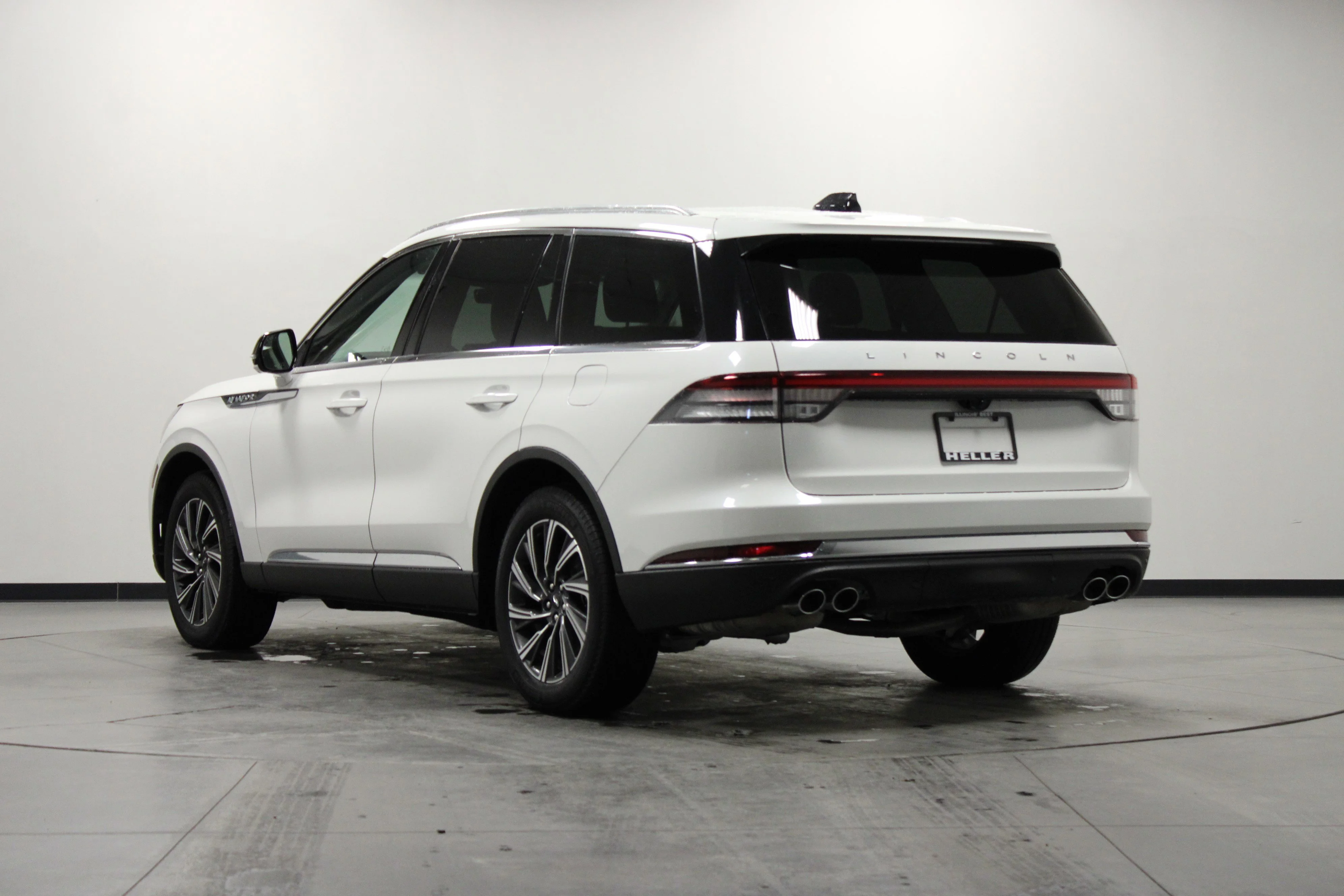 Used 2025 White Metallic Lincoln Premiere image 6