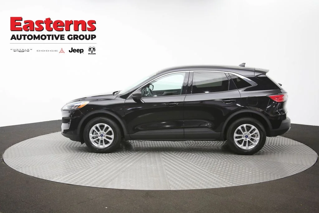 Used 2022 Black Ford SE image 59