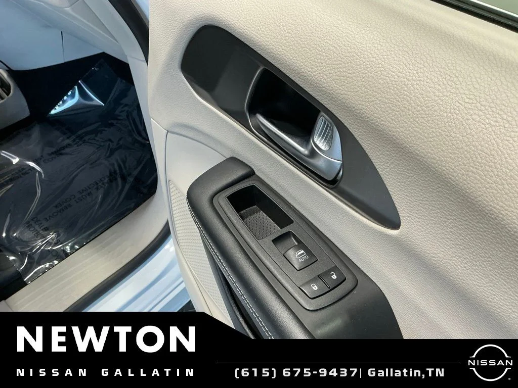Used 2023 Bright White Clearcoat Chrysler Touring L image 41