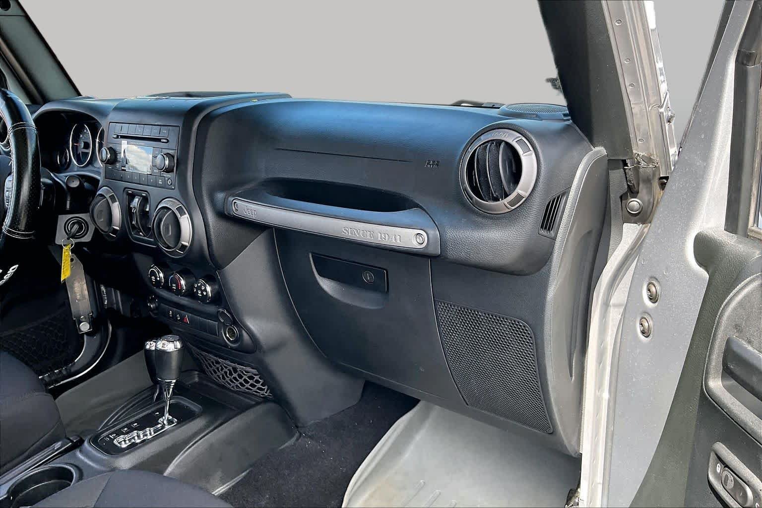 Used 2017 Billet Silver Metallic Clearcoat Jeep Sport image 17