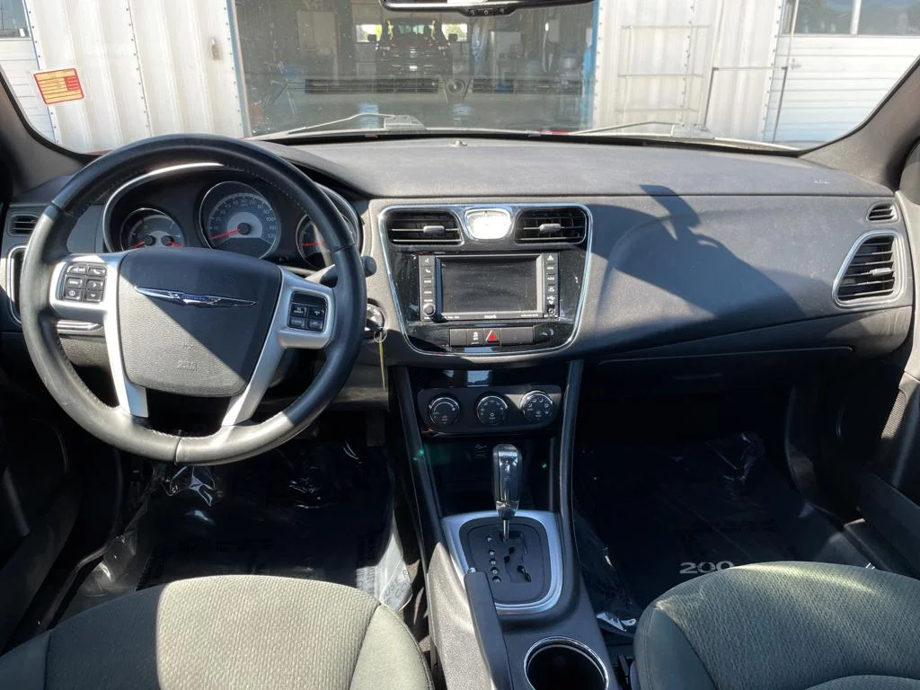 2011 Chrysler 200 Touring - Photo 11