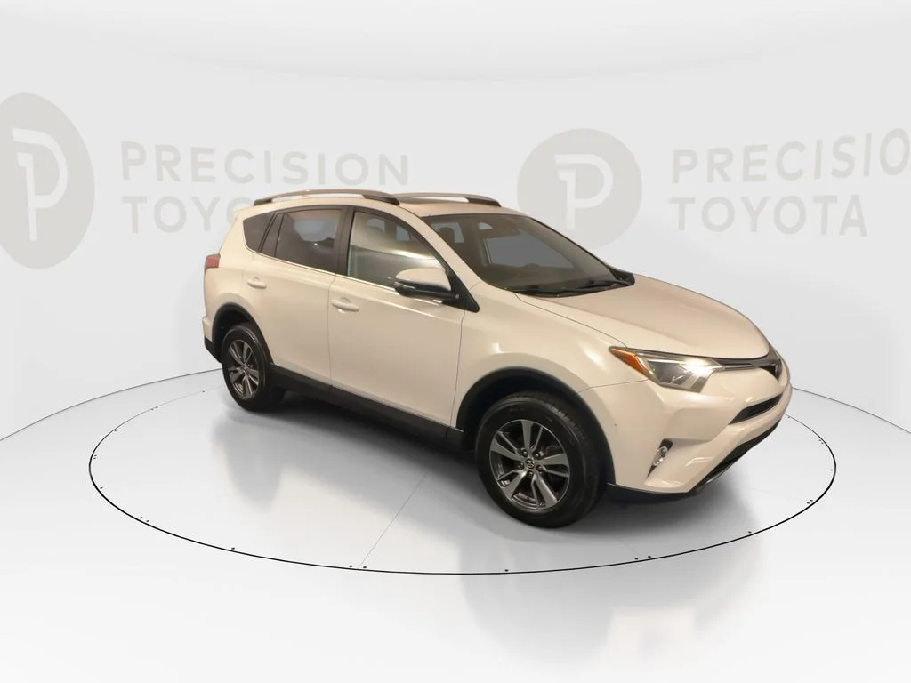 Used 2018 Super White Toyota XLE image 2
