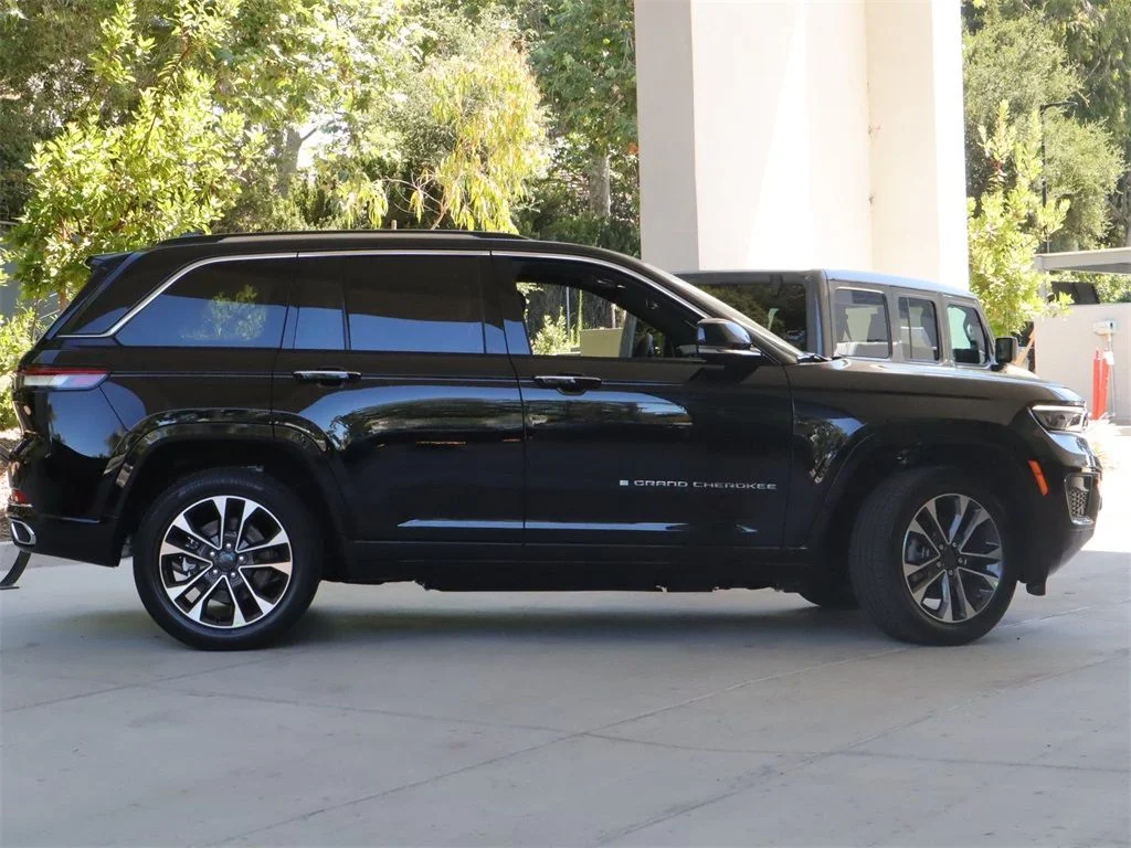 New 2023 Diamond Black Crystal Pearl-Coat Exterior Paint Jeep Overland 4xe image 4