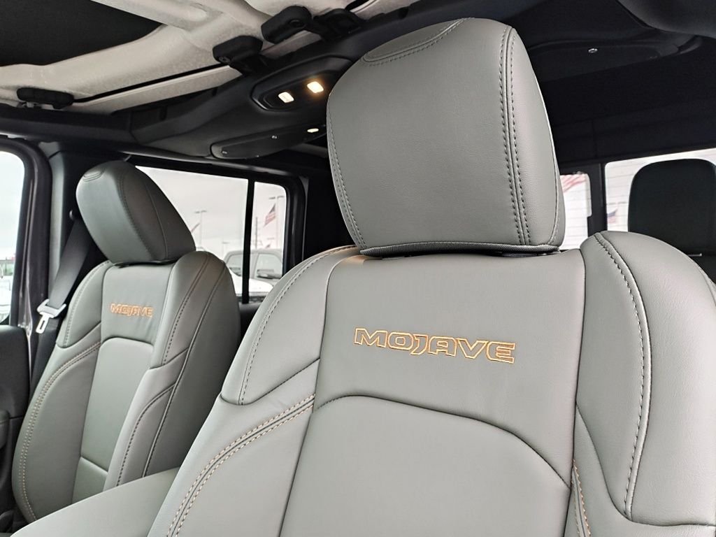 New 2026 Granite Crystal Metallic Clear-Coat Exterior Paint Jeep Mojave X image 18