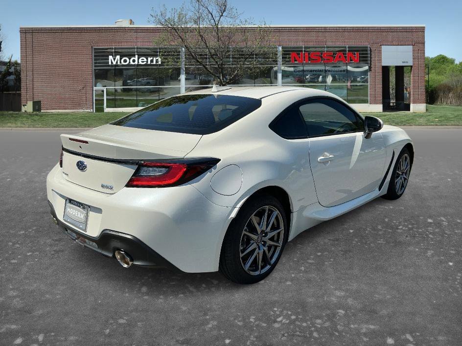 Used 2025 Crystal White Pearl Subaru Premium image 4