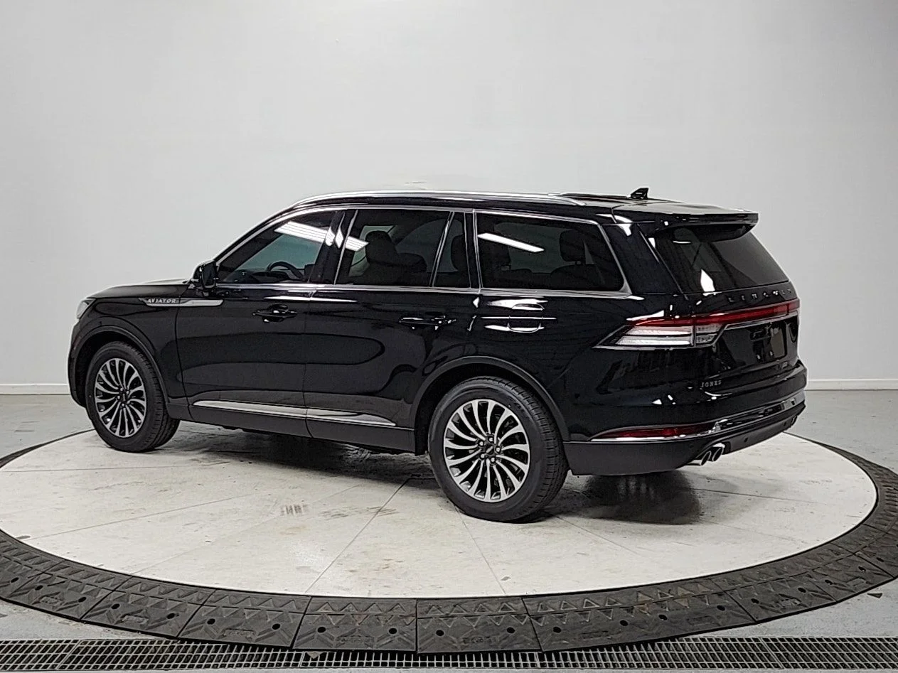 Used 2023 Black Metallic Lincoln Reserve image 5