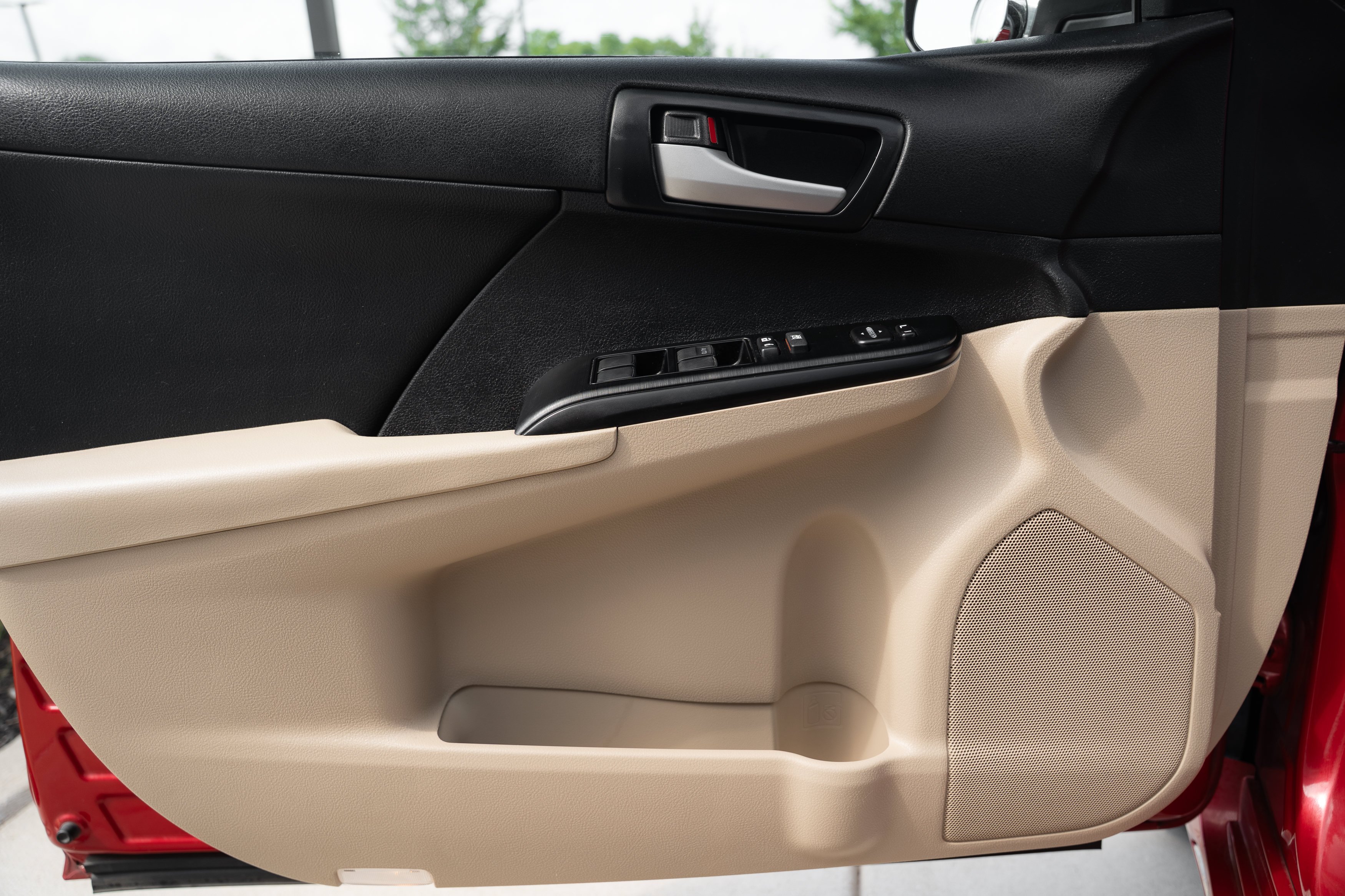 Used 2014 Barcelona Red Metallic Toyota LE image 15
