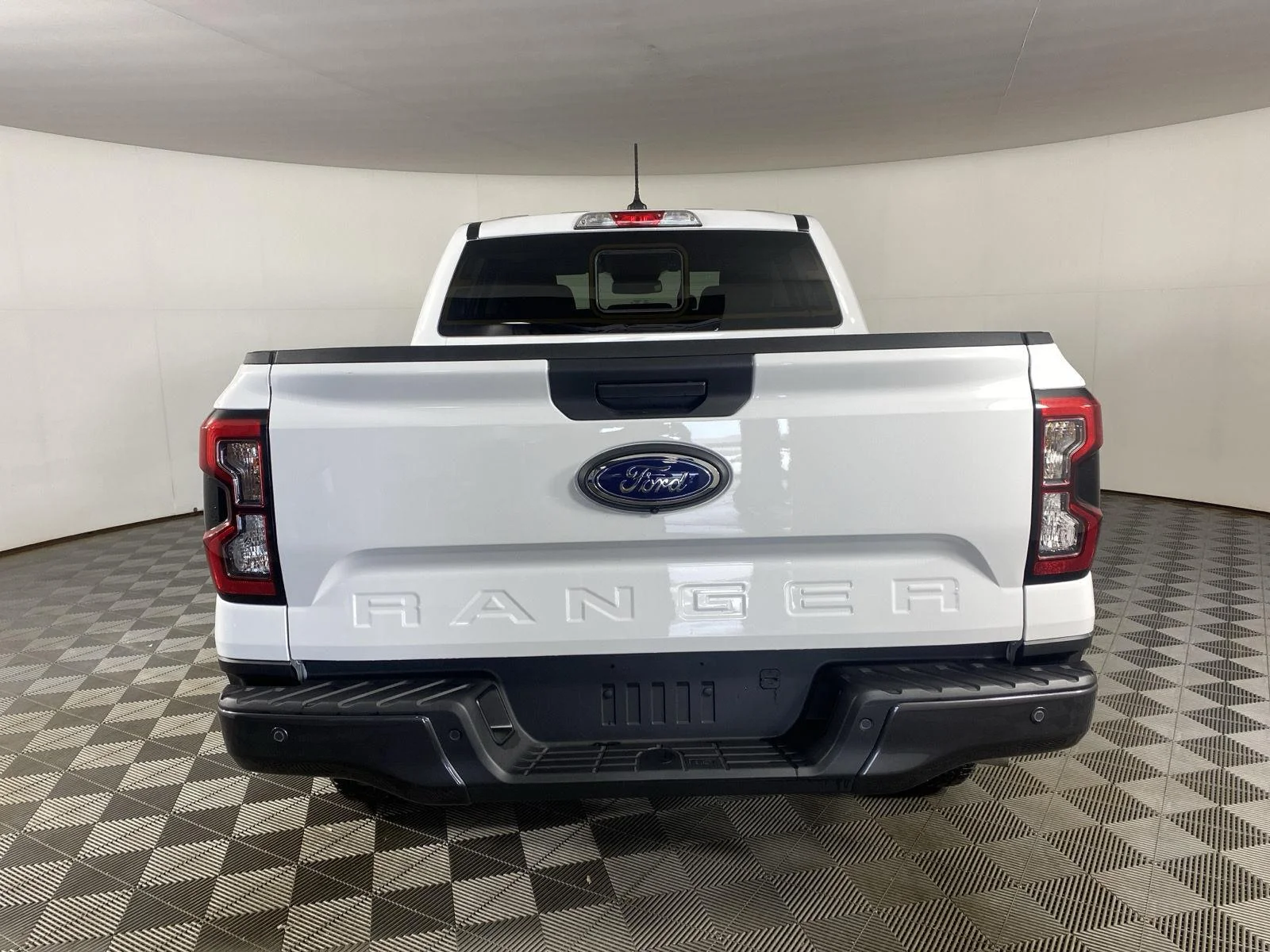Used 2025 Oxford White Ford XLT image 9
