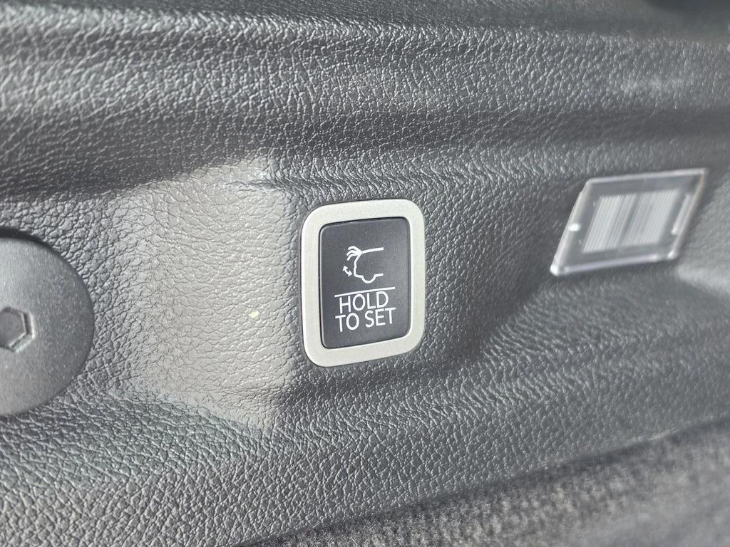 Used 2022 Diamond Black Jeep Summit image 10