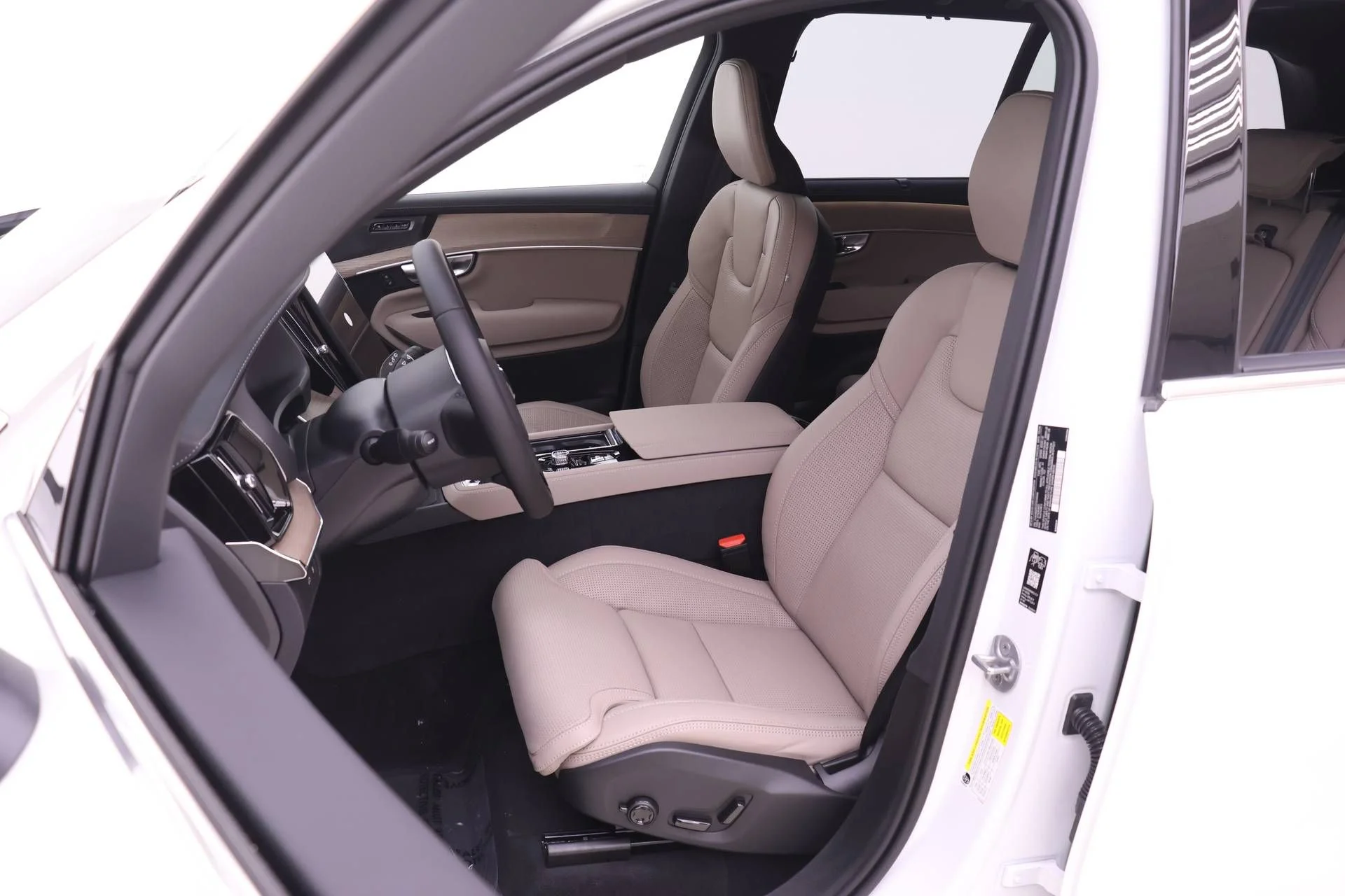 New 2026 White Volvo T8 Ultra image 7