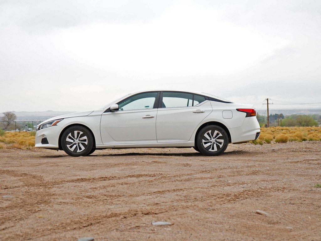 Used 2021 White Nissan 2.5 S image 5