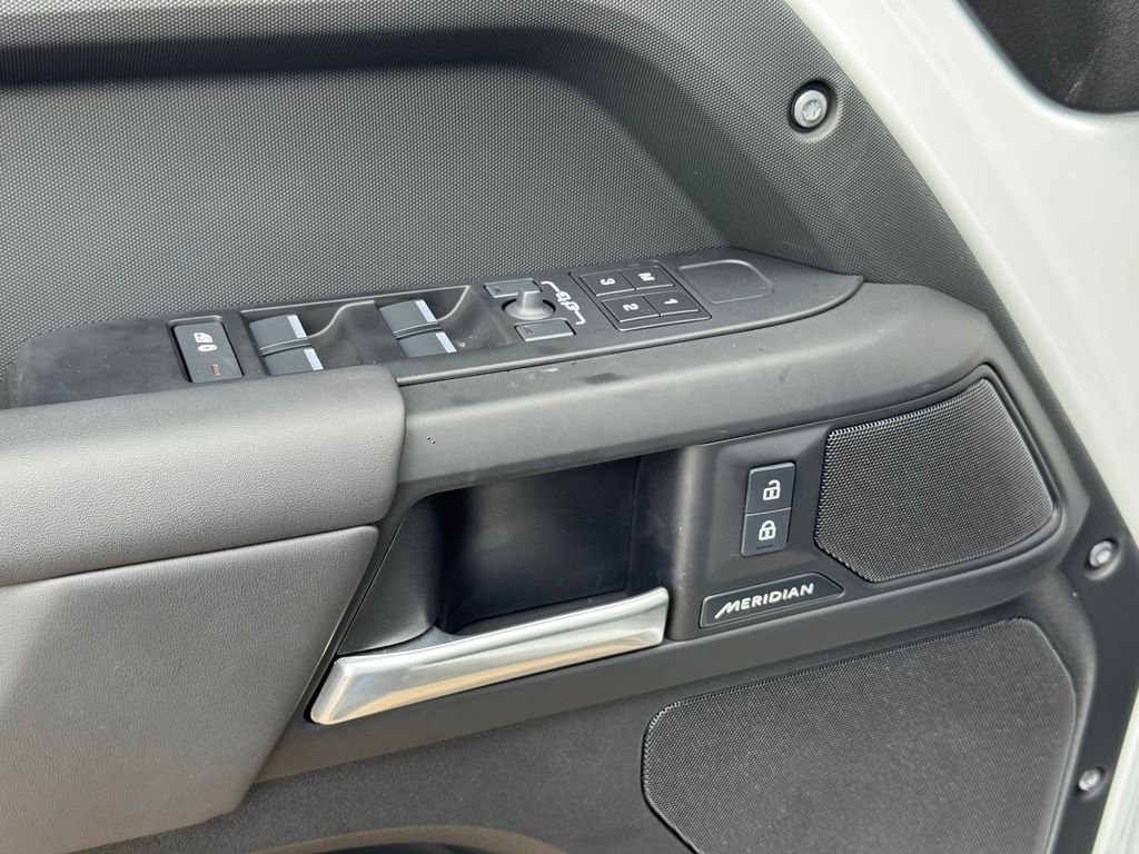 Used 2025  Land Rover S image 16