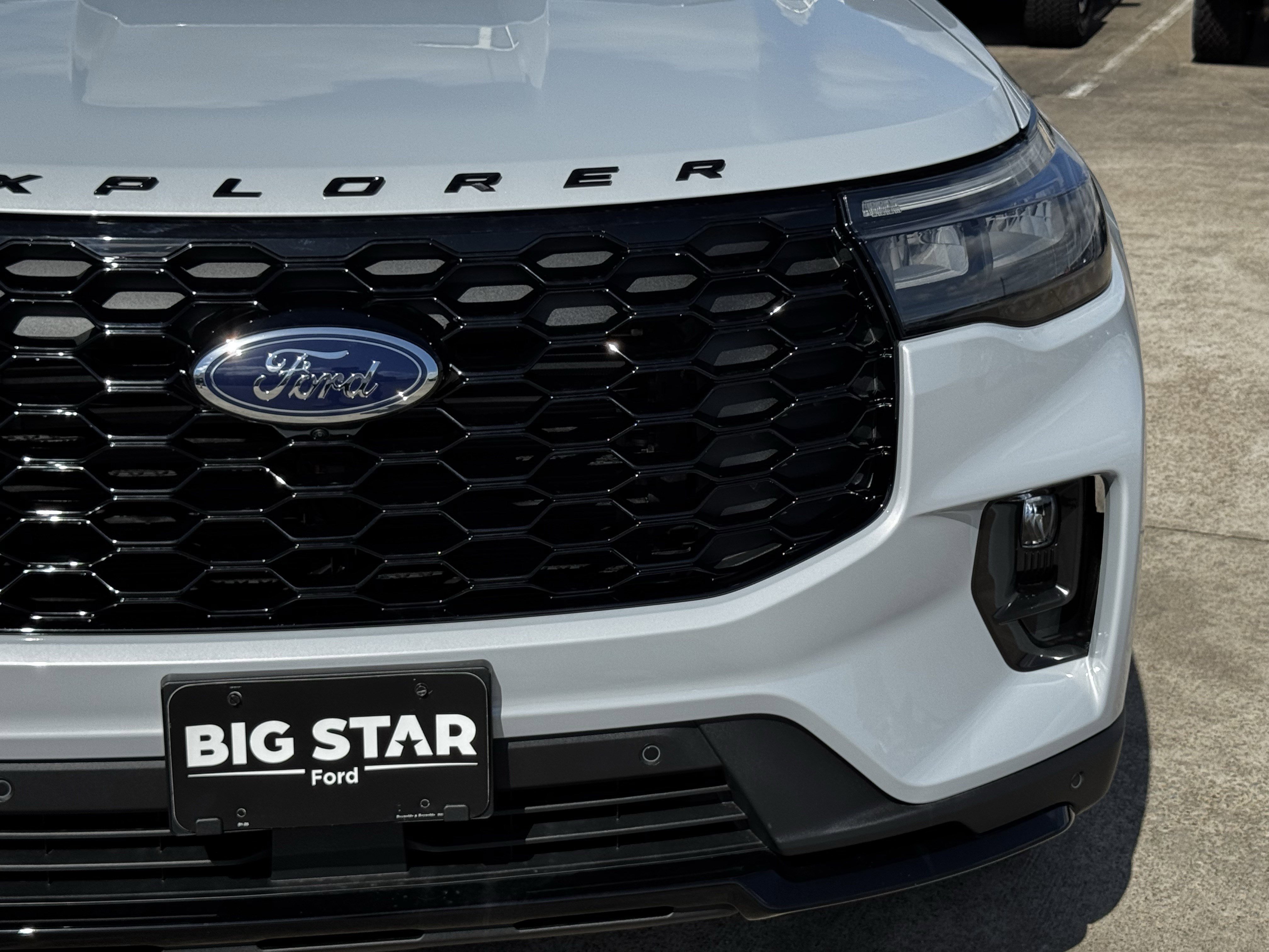 New 2026 Space White Metallic Ford ST-Line image 4