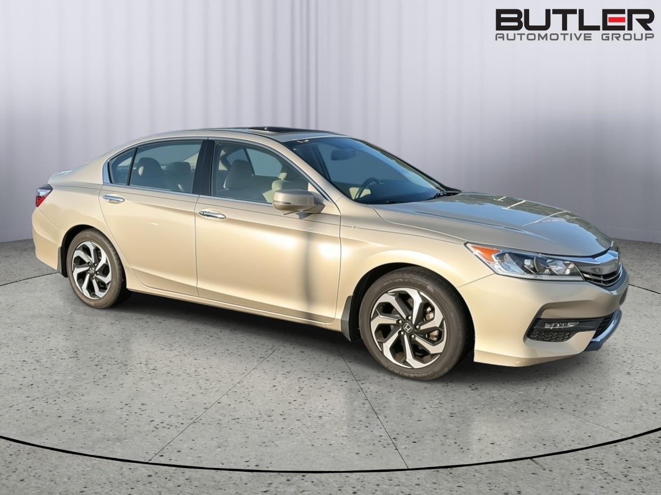 Used 2017 Champagne Frost Pearl Honda EX-L V6 image 6