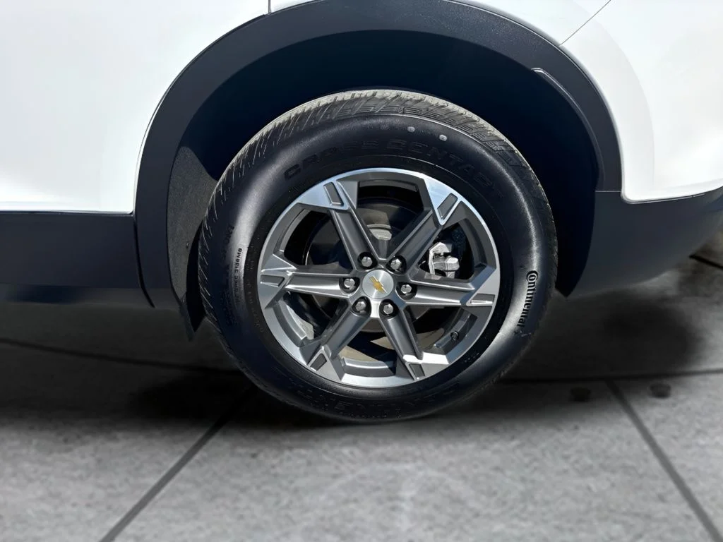 Used 2025 White Chevrolet LT image 25