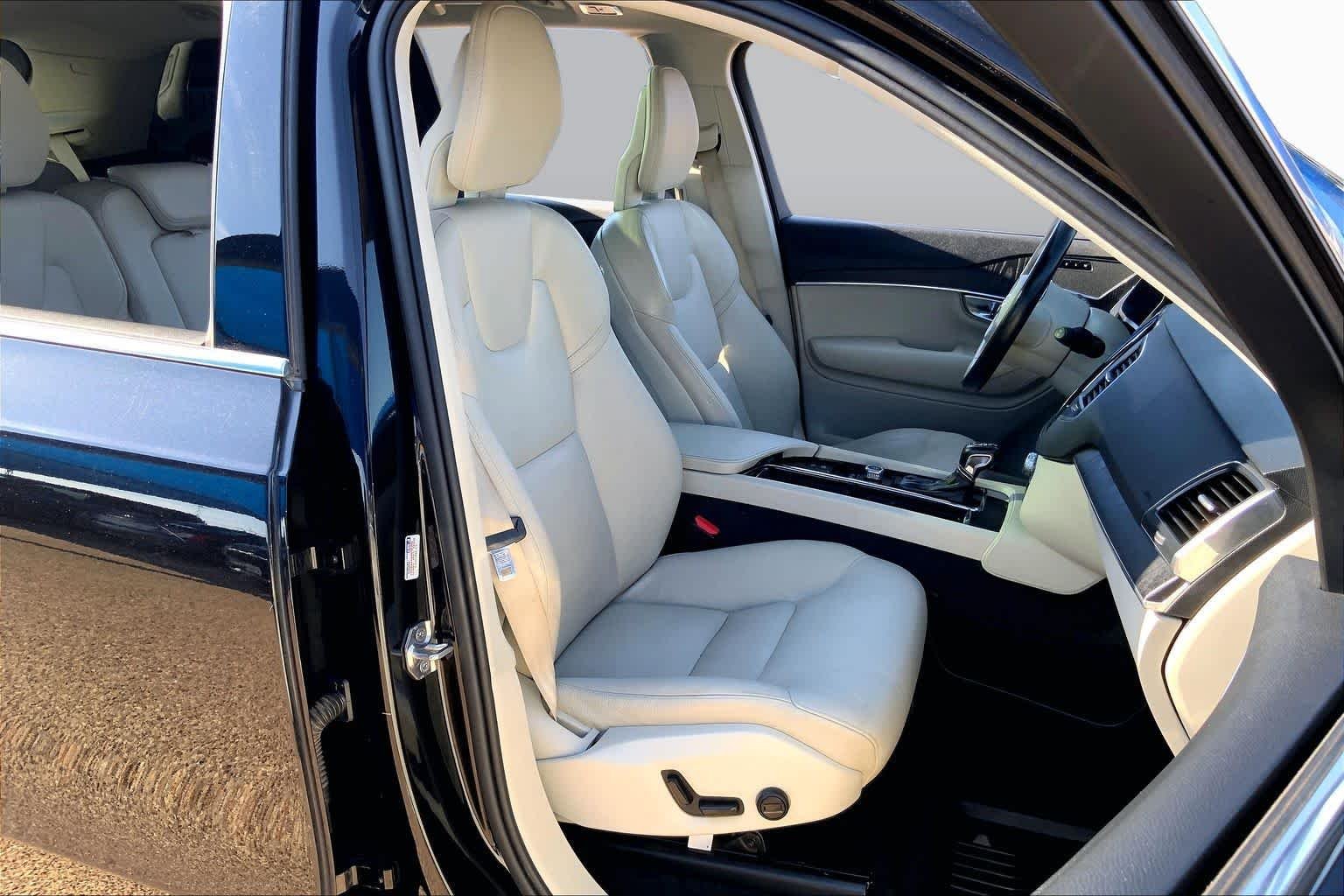 Used 2020 Onyx Black Metallic Volvo Momentum image 9
