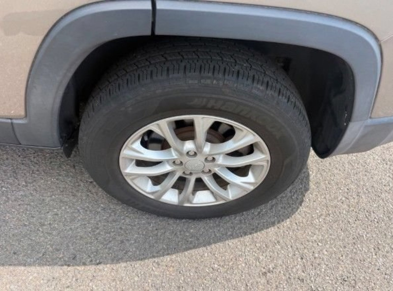 Used 2019 Light Brownstone Pearlcoat Jeep Latitude image 2