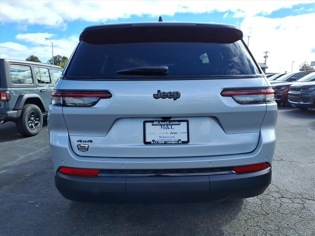 New 2025 Silver Zynith Exterior Paint Jeep Altitude X 4x4 image 17