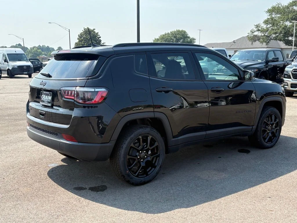New 2026 Diamond Black Crystal Pearl-Coat Exterior Paint Jeep Latitude image 8
