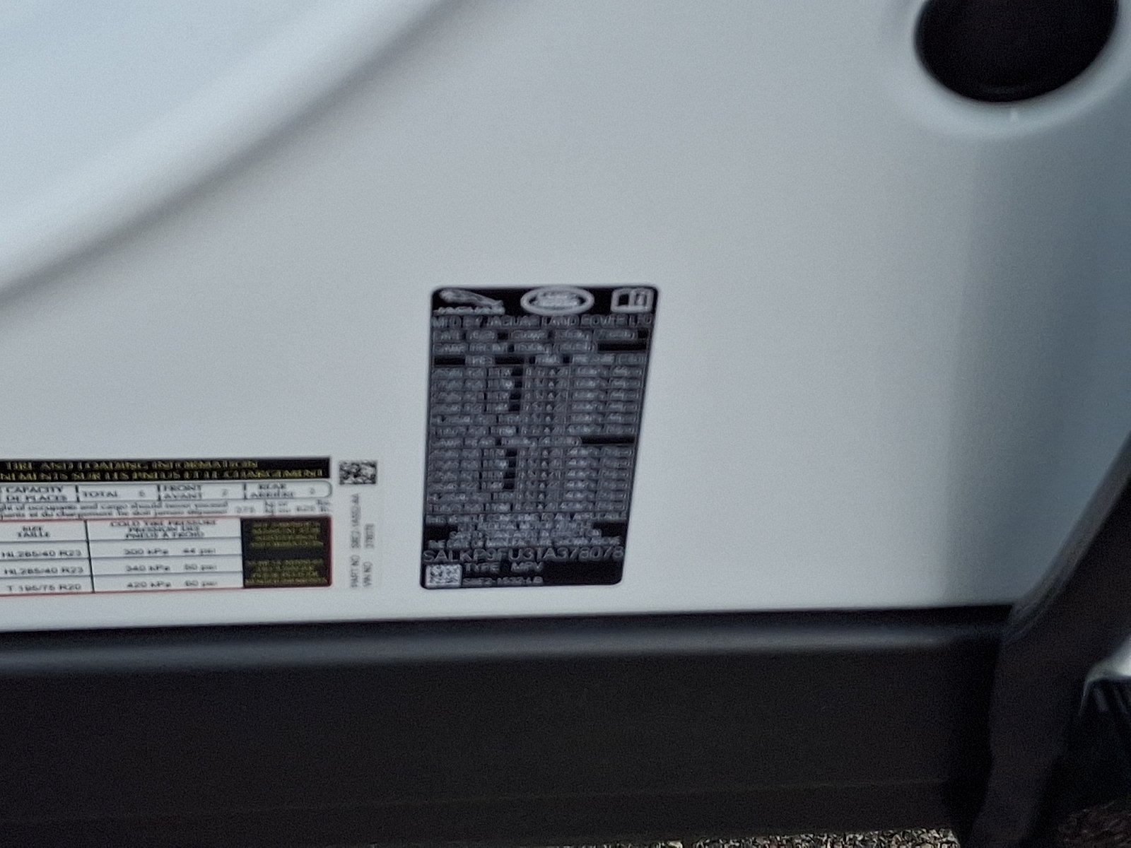 New 2026 Fuji White Land Rover P400 SE image 21