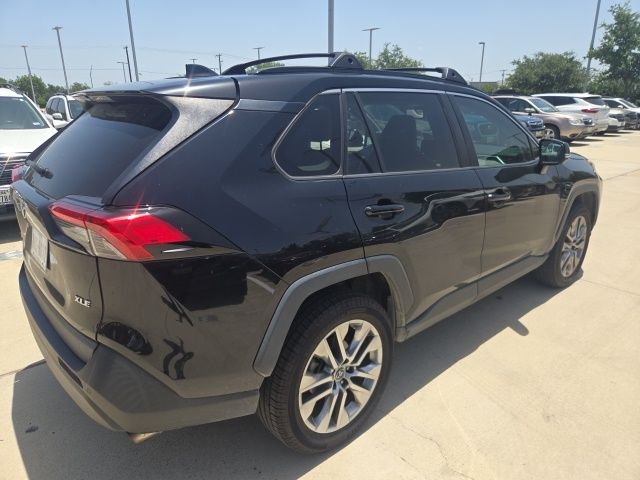 Used 2019  Toyota XLE Premium image 3