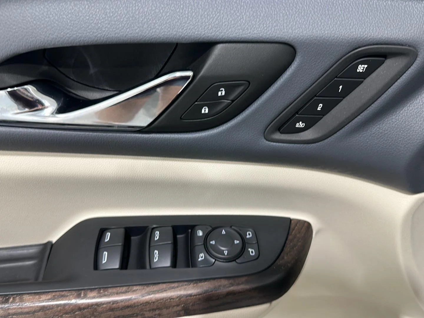 Used 2023 White Frost Tricoat GMC Denali image 21